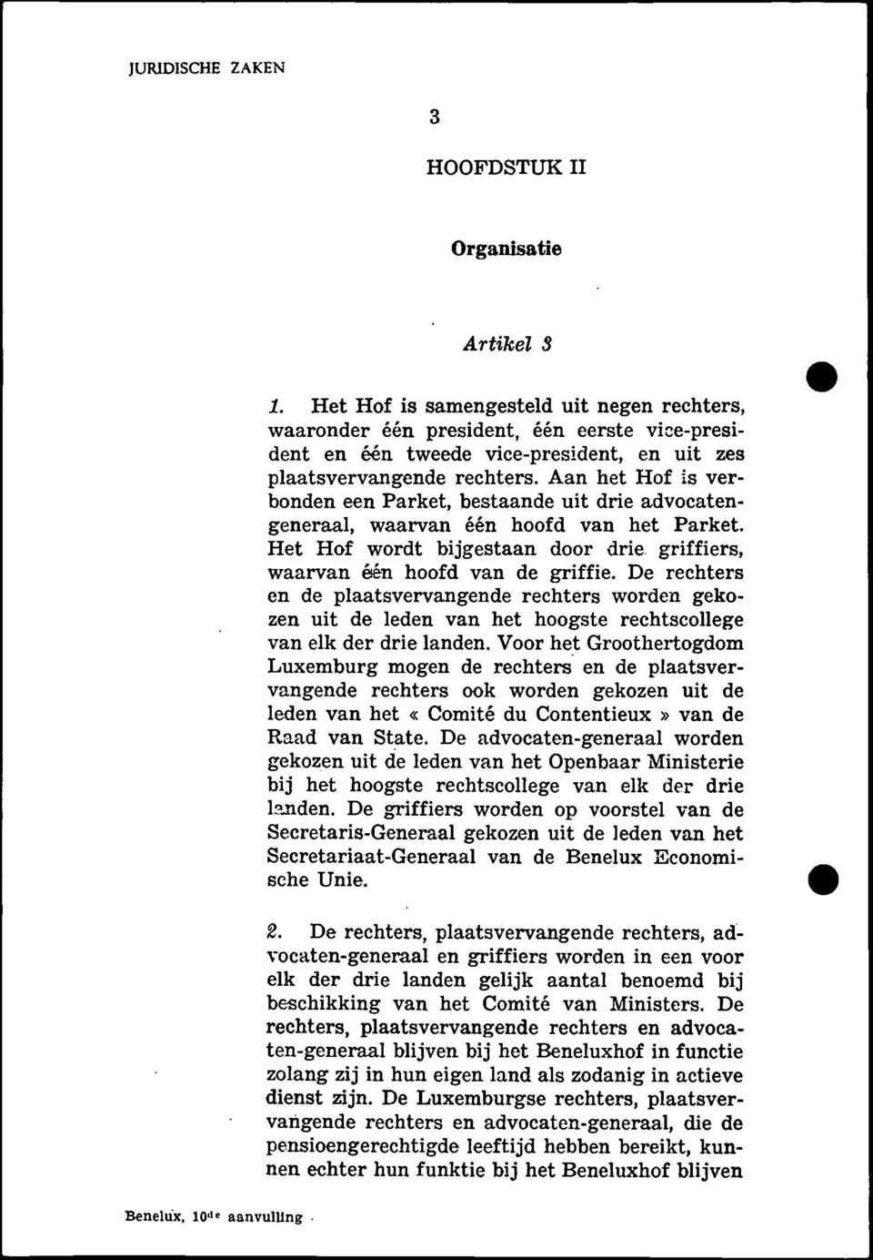 Aan het Hof is verbonden een Parket, bestaande uit drie advocatengeneraal, waarvan één hoofd van het Parket. Het Hof wordt bijgestaan door drie griffiers, waarvan één hoofd van de griffie.