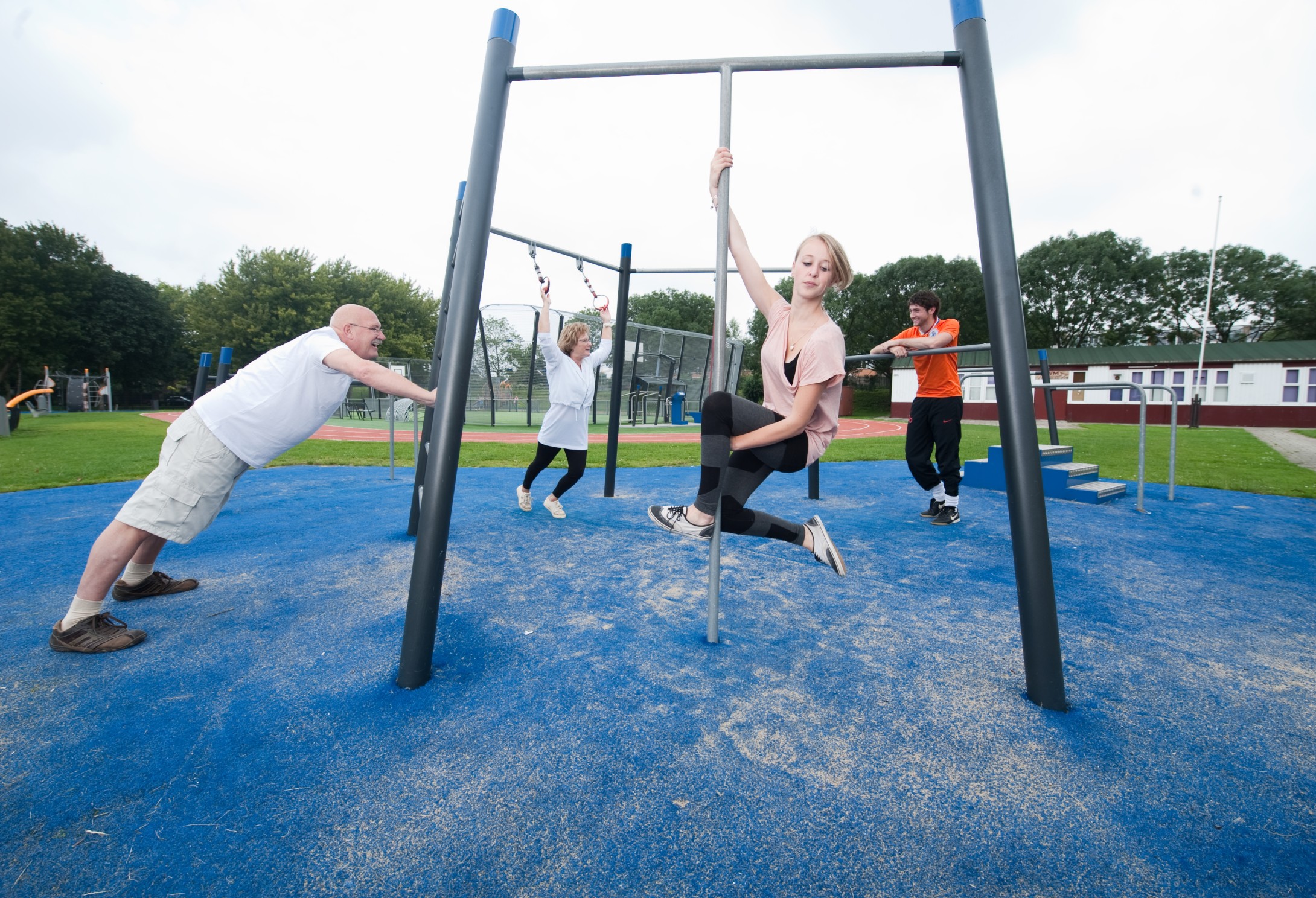 16 is een moderne lijn buitenfitness toestellen bestaand uit 40 statische toestellen die alle spiergroepen aanspreken en die samen een perfect geheel vormen voor iedere sporter.