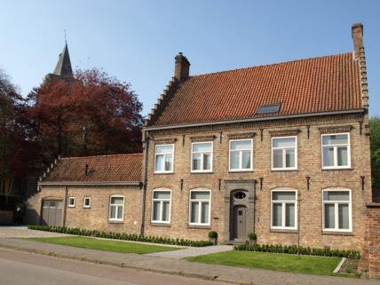 Pastorie van Merkem Authentiek logeren in een groene omgeving doe je in de Pastorie van Merkem. Gelegen tussen Ieper en Diksmuide, in de landelijke dorpskern van Merkem.