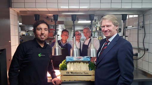 Eerste kistje asperges levert flink bedrag op voor KiKa Afgelopen maandag heeft AGF specialist De Westlandse Tuin zijn eerst kistje asperges verkocht, wat een flink bedrag opleverde!