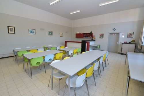 Zalen Nieuwerkerken Schoolstraat 2 9320 Nieuwerkerken Polyvalente zaal 24,5 x 7,5 m tafels (19) en stoelen (100) toog met tapinstallatie, 4