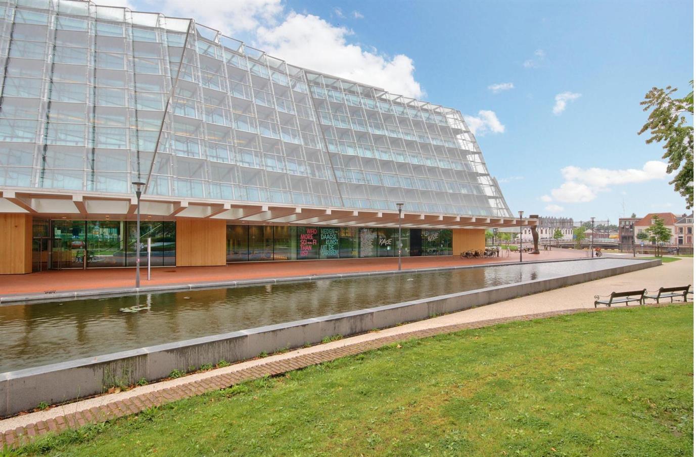 Het gebouw kenmerkt zich door luchtigheid en licht, een transparantie die je op deze toegepaste manier niet vaak