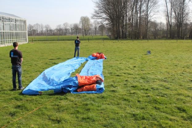 5251 CE Stap 1: Rol haspel uit zodat u zeker weet dat er voldoende kabel is om op de juiste plaats van het luchtkussen of attractie te plaatsen die u uitgekozen heeft.