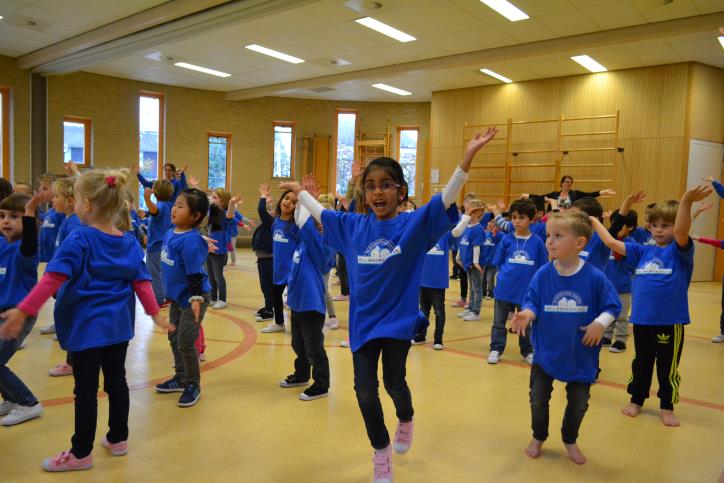 Voor de kinderen van de groepen 5 tot en met 8 is er een continurooster. Dat betekent dat alle kinderen met hun leerkracht op school eten (vergeet u niet eten en drinken mee te geven?).