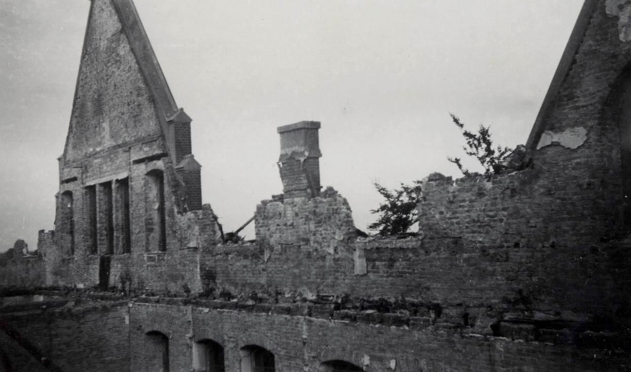 1945-1949 2 feb 1945 verwoesting oudste gedeelten Voorgevel Kloostergang