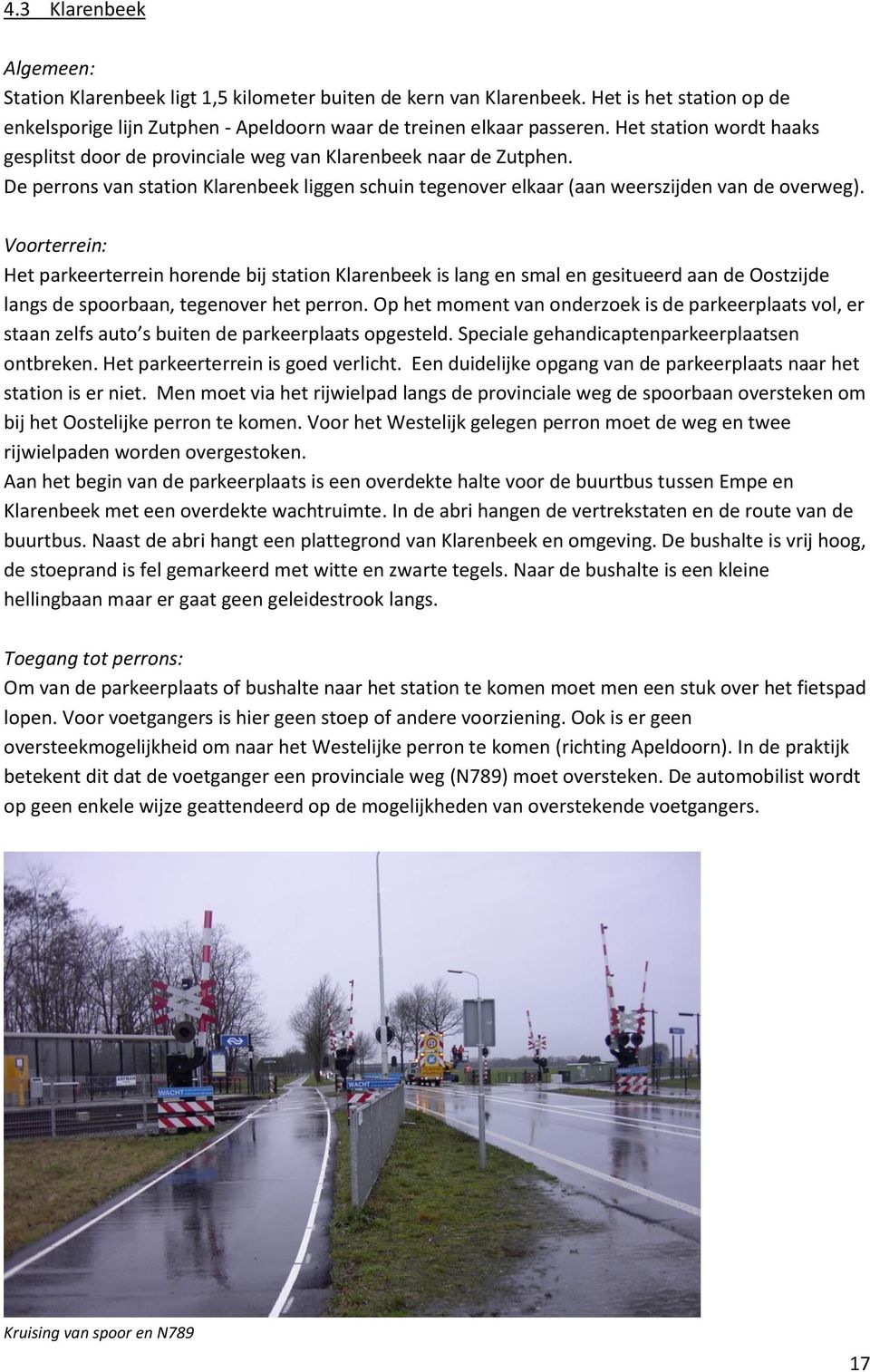 Voorterrein: Het parkeerterrein horende bij station Klarenbeek is lang en smal en gesitueerd aan de Oostzijde langs de spoorbaan, tegenover het perron.