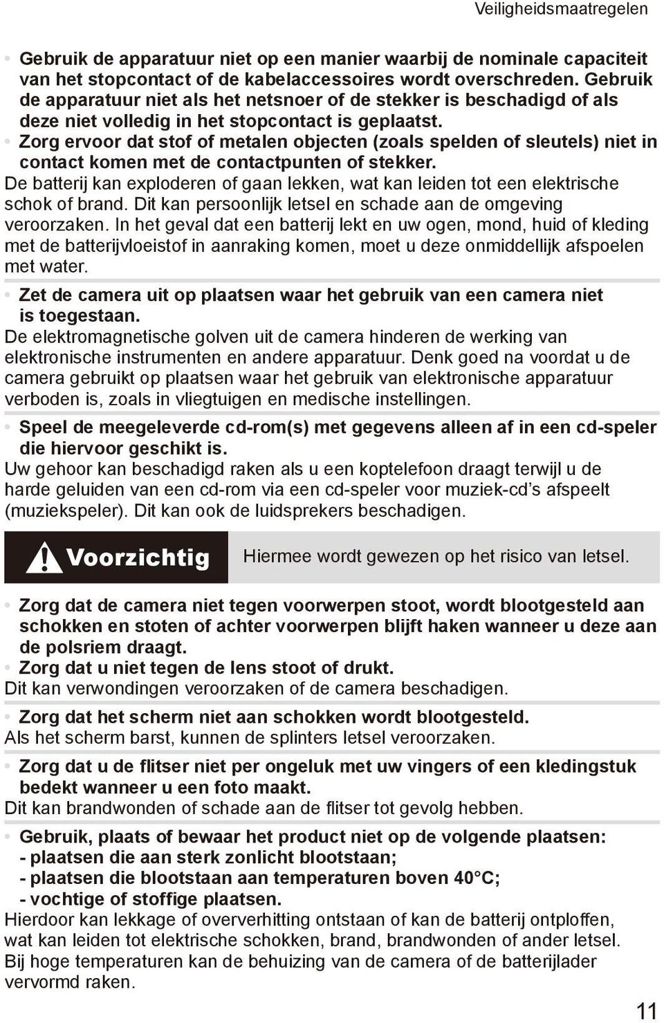 Zorg ervoor dat stof of metalen objecten (zoals spelden of sleutels) niet in contact komen met de contactpunten of stekker.