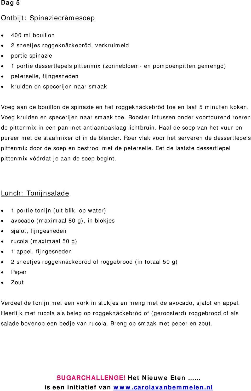 Rooster intussen onder voortdurend roeren de pittenmix in een pan met antiaanbaklaag lichtbruin. Haal de soep van het vuur en pureer met de staafmixer of in de blender.