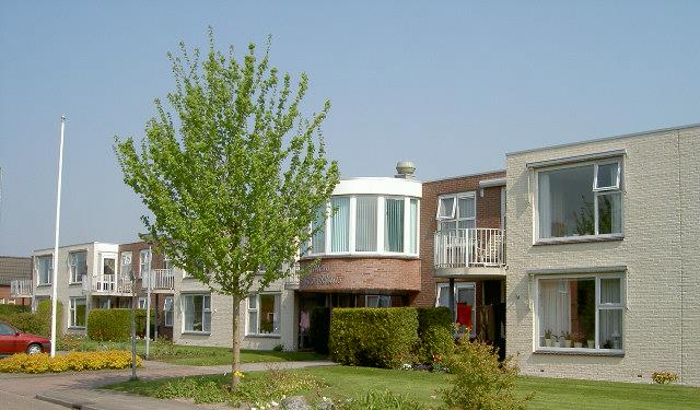 13. Informatie 16 seniorenappartementen "Willem Lodewijk Huis" te Leek Nabij het centrum van Leek ligt het senioren appartementencomplex Willem Lodewijkhuis (bouwjaar 1994).