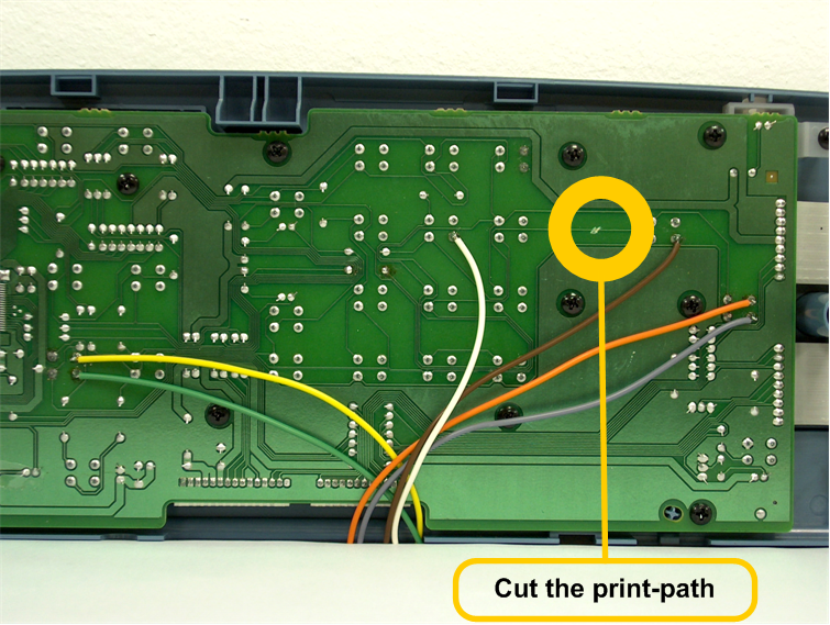 Installatie Button outputs kabel: Aansluiting op de interface print Monteer de connectoren van de 2 kabels zoals aangegeven staat op de bovenste foto.