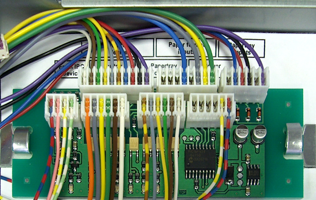 Aansluiting op de interface print Wijzigingen op de PCB borden Vier aders dienen op verschillende plaatsen bevestigd te worden.