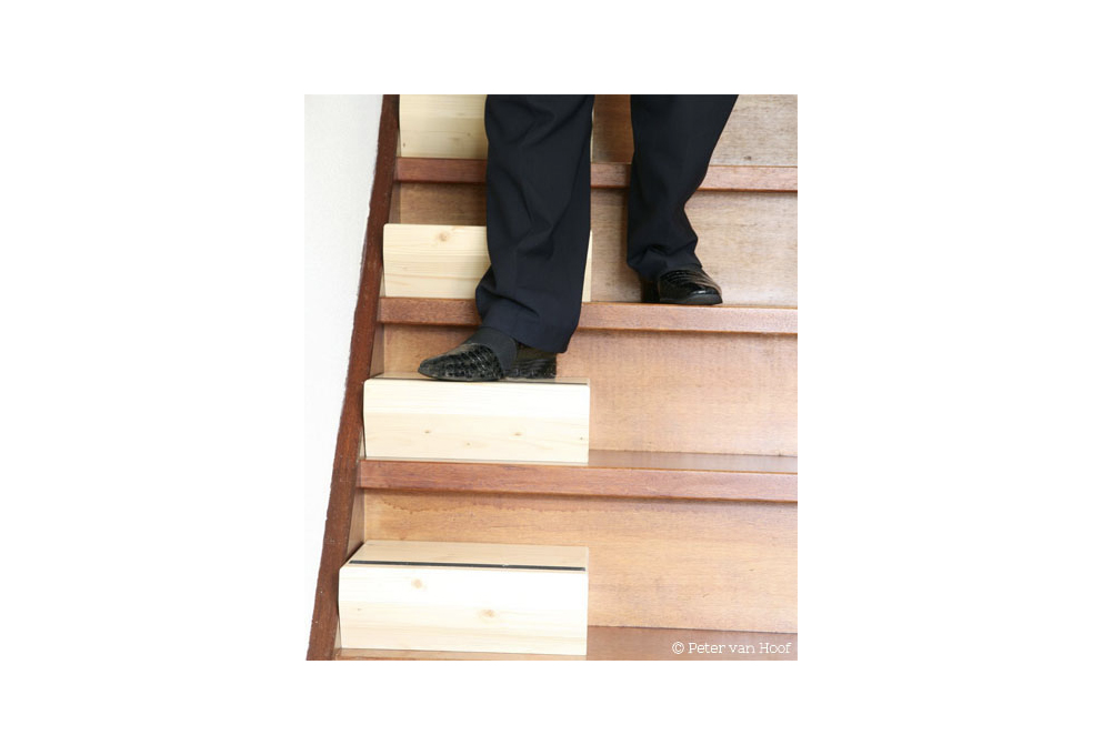 Een veilige trap Veel mensen ervaren de trap als een risicovol onderdeel in huis. Men is bang om te vallen. Met een aantal kleine ingrepen kan dat risico aanmerkelijk worden verkleind.