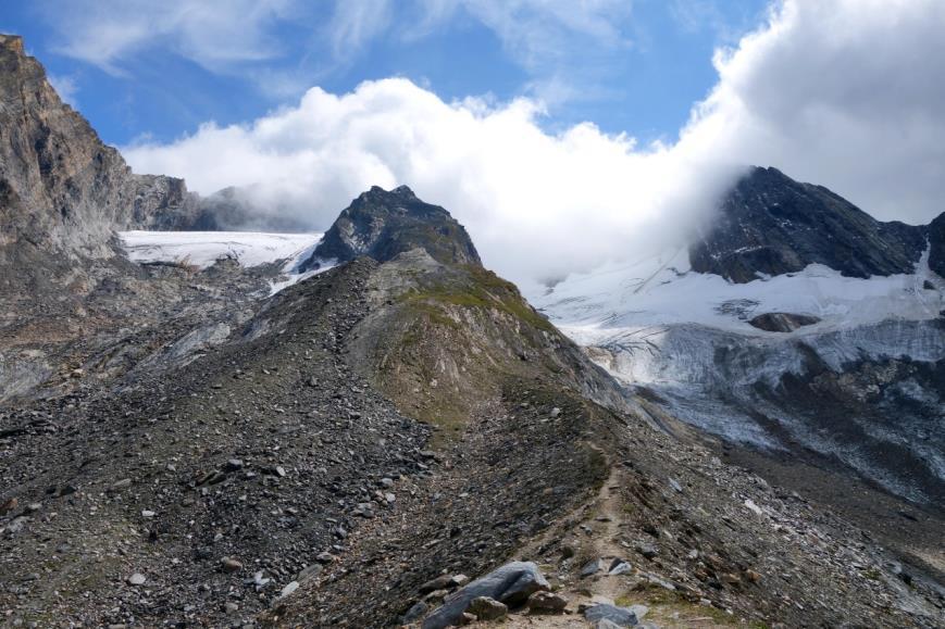 Maar dan zijn we op het hoogste punt, 2701 m aangekomen en dankzij een straffe wind is het