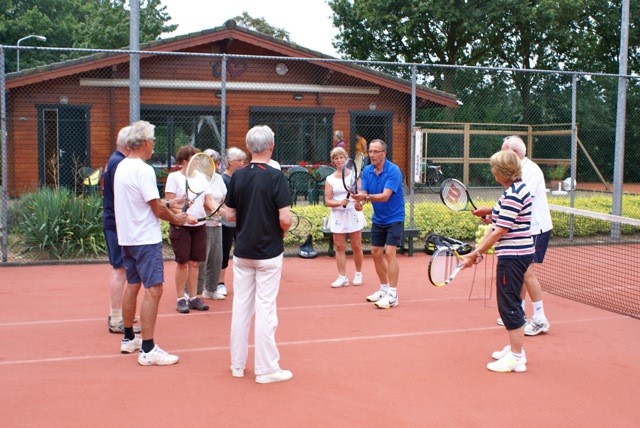 gratis kennis te maken met een aantal sporten. Ook tennisvereniging Harten had zich hiervoor aangemeld. De animo was super groot. In totaal hadden zich 30 mensen aangemeld voor het tennis.
