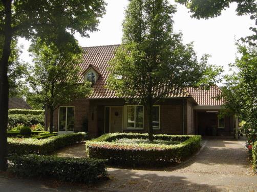 TE KOOP Europalaan 79A, 5531 BG BLADEL 0497 380103 www.roijmans.nl SLAAP- EN BADKAMER BEGANE GROND!