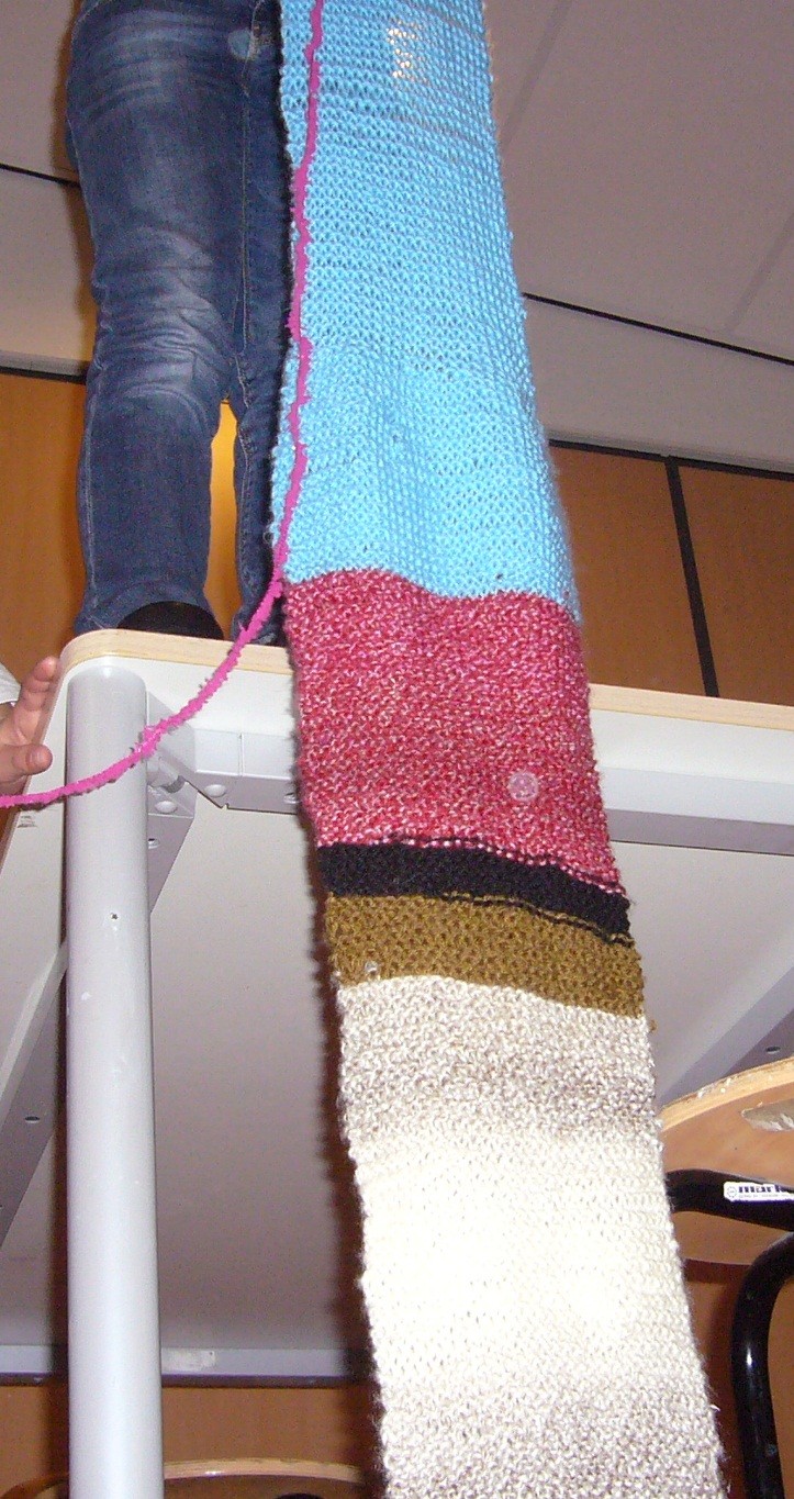 Breien in groep 6 Groep 6 breit ieder jaar een sjaal voor de Sint, daar is hij ieder jaar blij mee. Elk jaar geven ze de sjaal voor de terugreis omdat het op zee hartstikke koud is.