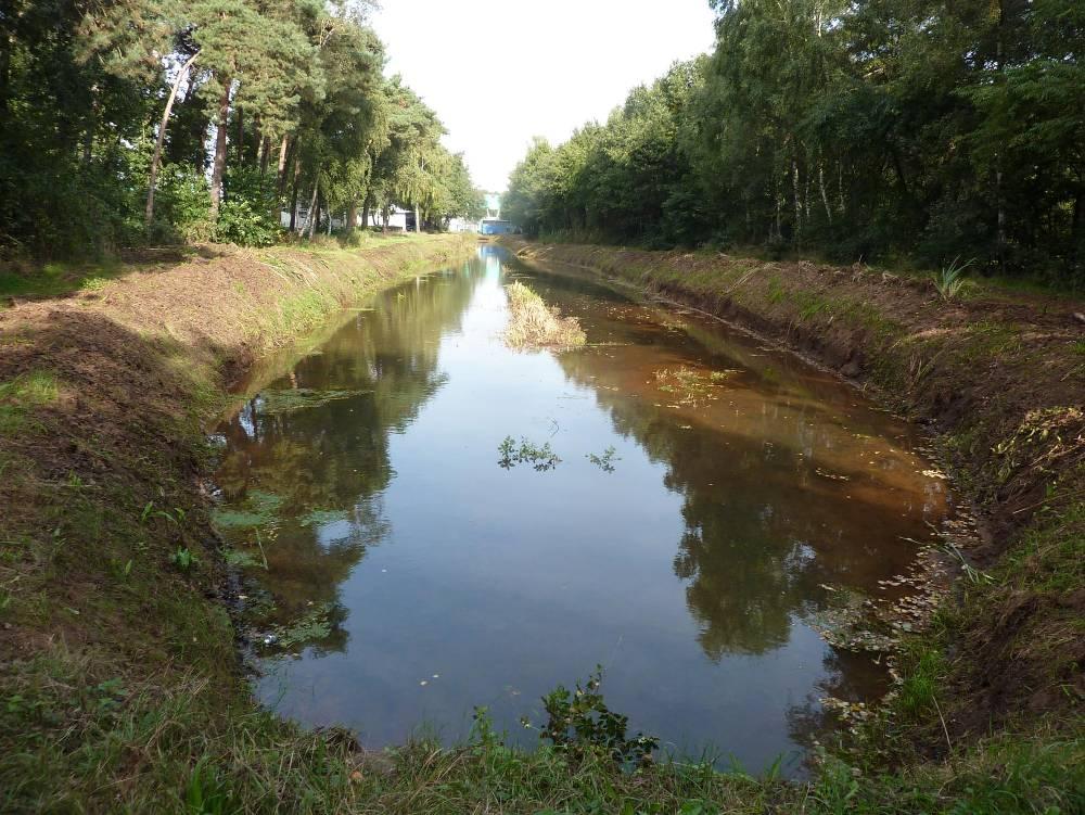 foto sedimentvang 3.6.6 Deeltraject V Een 130 m lang traject waarin de beek is overkluisd. Het verhang in dit gedeelte bedraagt ca 80 cm en is dus erg groot.