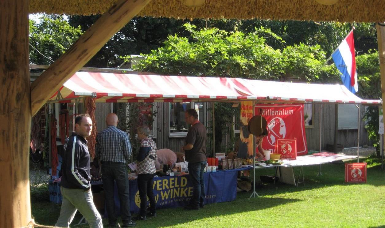 Infopunt De taak en activiteiten van het Infopunt Wereldwinkel zijn als volgt samen te vatten: Verzorgen van de vitrines op scholen en bij de Ossenbeemd.