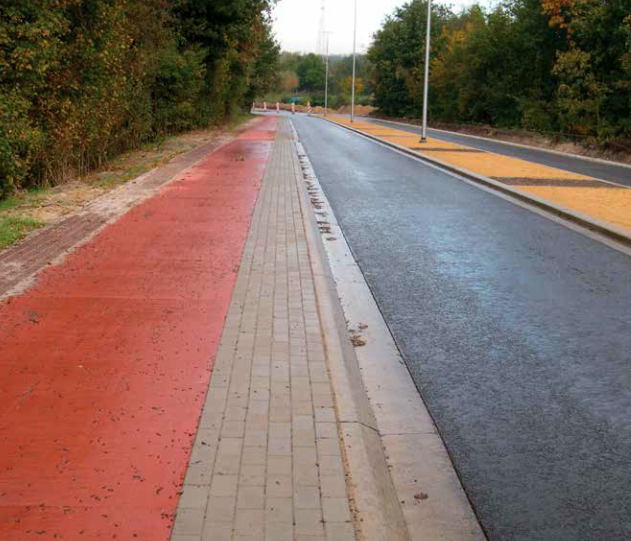 Breedte aanliggende fietspaden De Touwlaan is in het fietsbeleidsplan IJsselstein uit 2008 en de regionale fietsvisie van de BRU aangewezen als een primaire fietsverbinding.