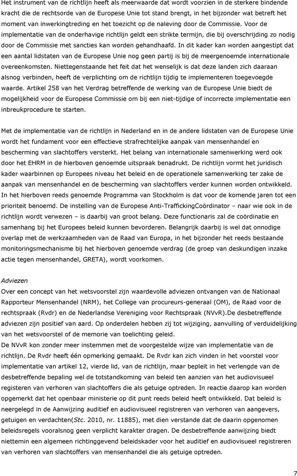 Voor de implementatie van de onderhavige richtlijn geldt een strikte termijn, die bij overschrijding zo nodig door de Commissie met sancties kan worden gehandhaafd.