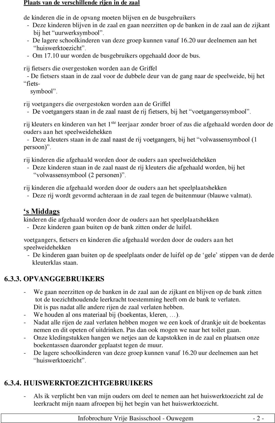 rij fietsers die overgestoken worden aan de Griffel - De fietsers staan in de zaal voor de dubbele deur van de gang naar de speelweide, bij het fietssymbool.