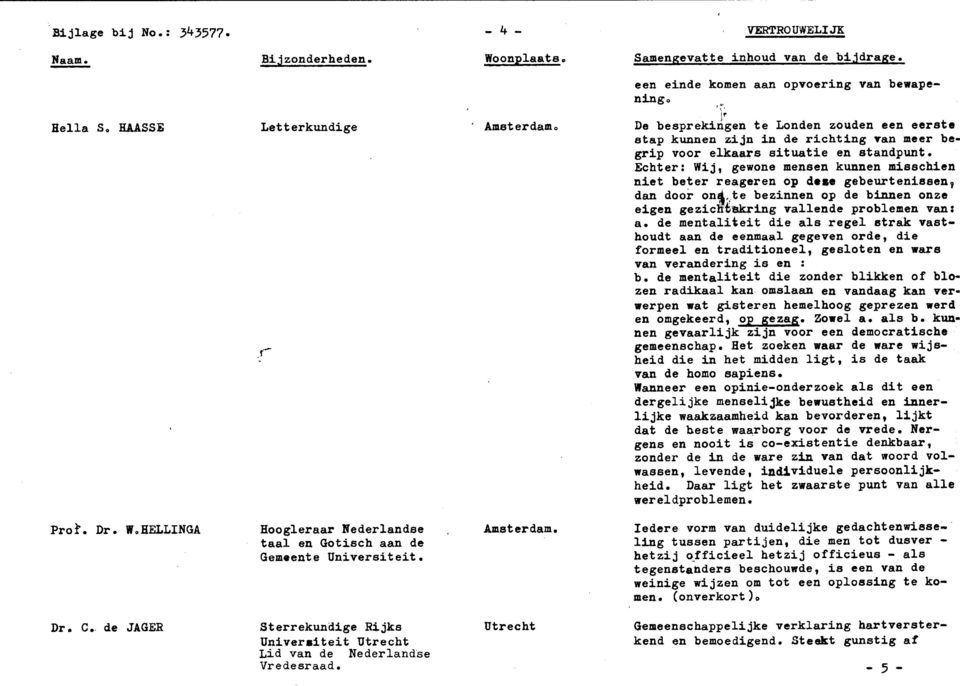 situatie en standpunt. Echter: Wij, gewone mensen kunnen misschien niet beter reageren op d*>«gebeurtenissen, dan door onclte bezinnen op de binnen onze eigen gezichtskring vallende problemen van: a.