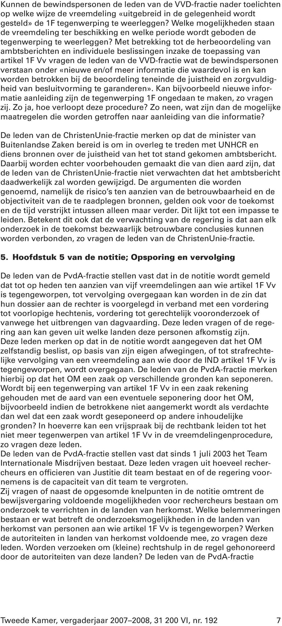 Met betrekking tot de herbeoordeling van ambtsberichten en individuele beslissingen inzake de toepassing van artikel 1F Vv vragen de leden van de VVD-fractie wat de bewindspersonen verstaan onder