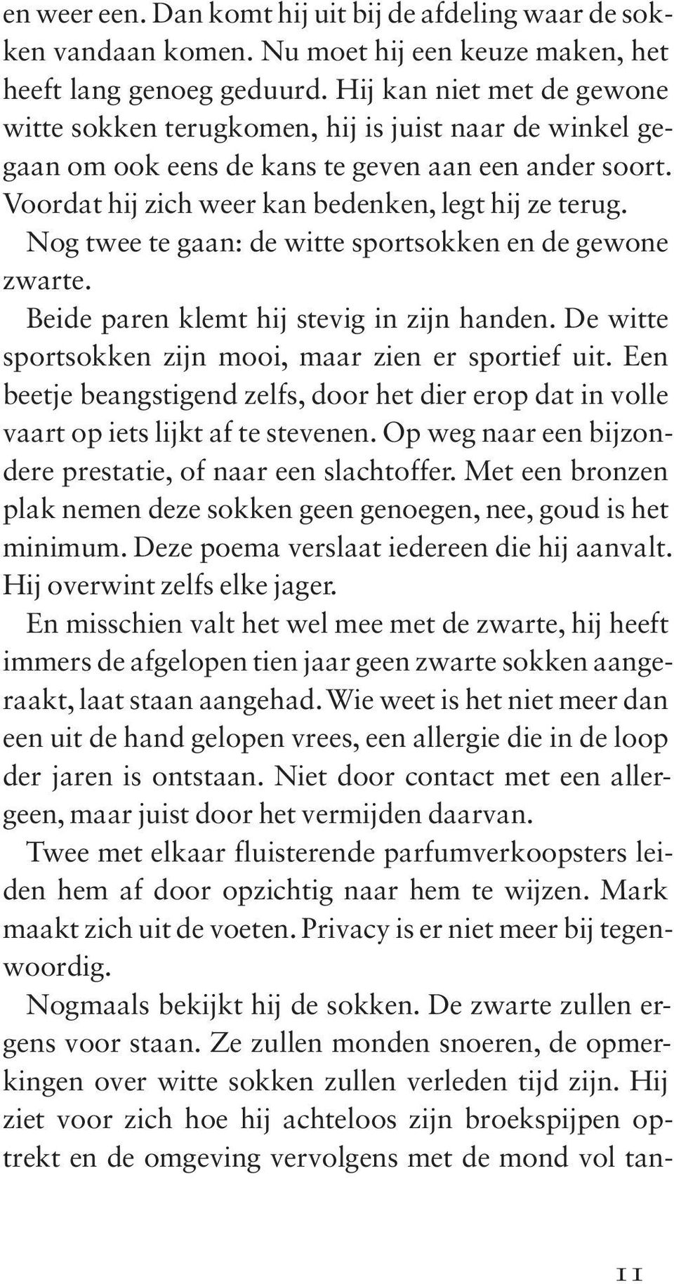 Nog twee te gaan: de witte sportsokken en de gewone zwarte. Beide paren klemt hij stevig in zijn handen. De witte sportsokken zijn mooi, maar zien er sportief uit.