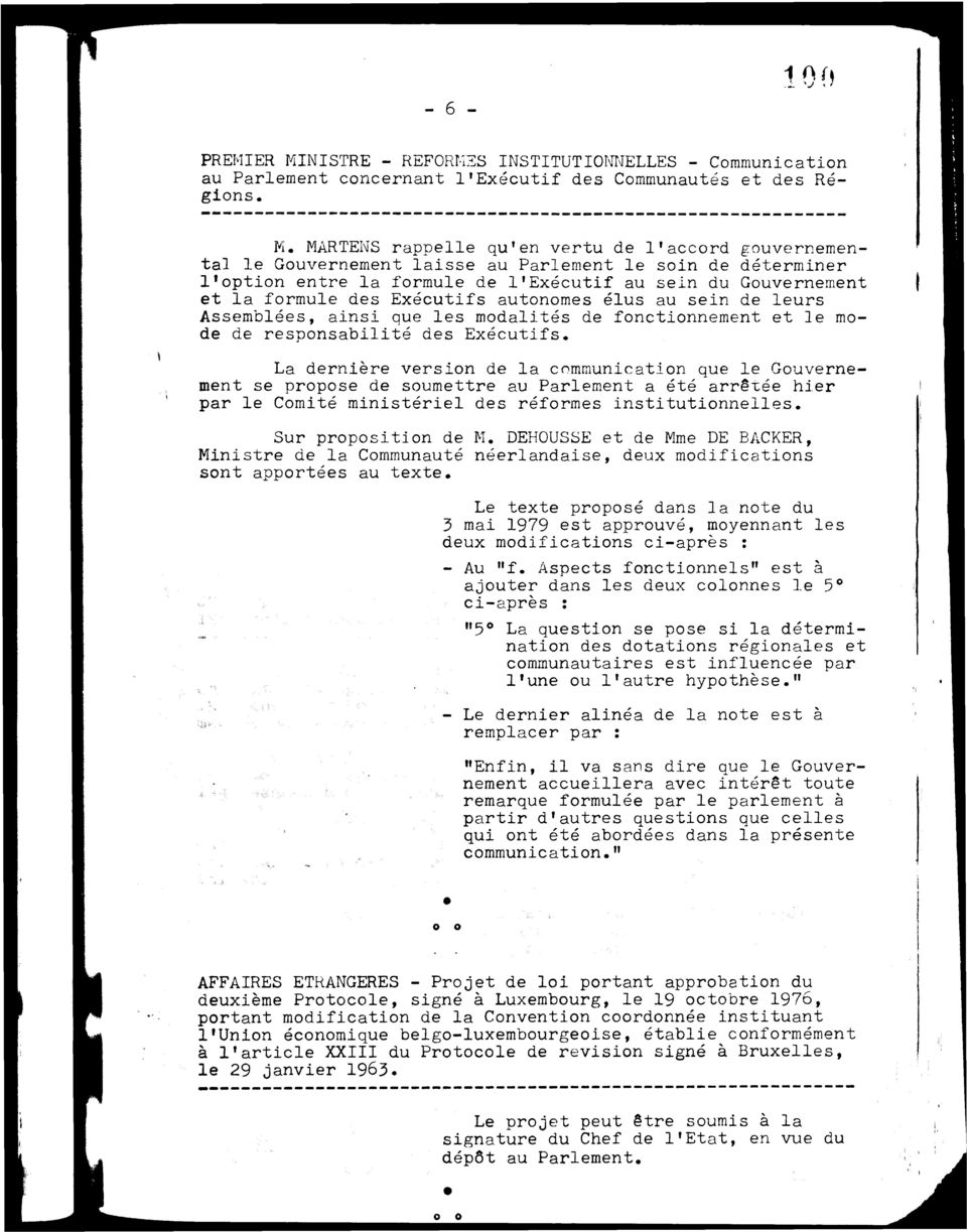 MARTENS rappelle qu'en vertu de l'accrd guvernemental le Guvernement laisse au Parlement le sin de déterminer l'ptin entre la frmule de l'exécutif au sein du Guvernement et la frmule des Exécutifs