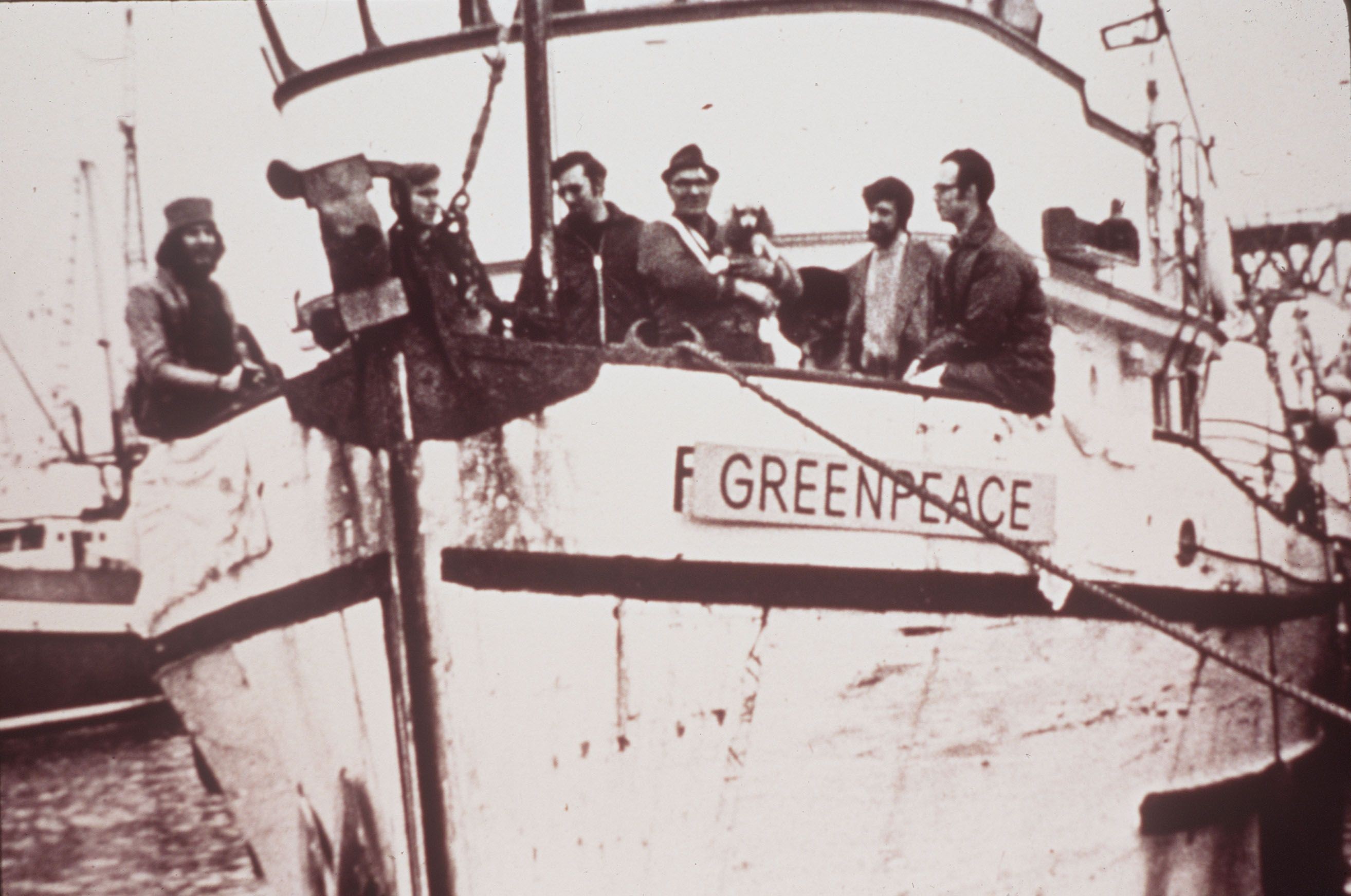 Van 1971 tot nu Schepen om aanwezig te zijn en actie te voeren Van bij het begin is de geschiedenis van Greenpeace nauw verbonden met de zee.