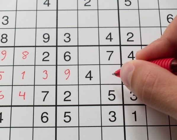 P A G I N A 6 SUDOKU Vul het diagram zodanig in dat op elke rij, in elke kolom en in elk deelblok van 3x3 de cijfers 1 t.e.m. 9 slechts één keer voorkomen. Elke sudoku heeft een unieke oplossing.