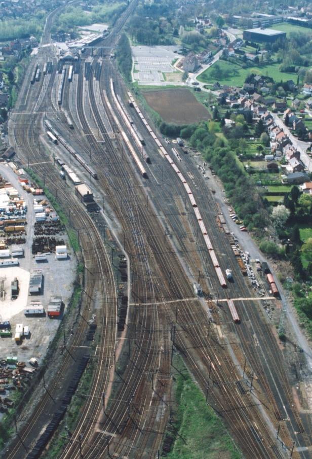 OPERATOR BESTUURDER INFRABEL BASISPRINCIPES VAN DE SEININRICHTING 2. Sporen Waarop rijdt een trein? Treinen rijden op sporen.