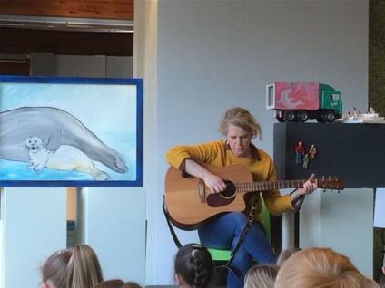 4de leerjaar: auteurslezingen Auteur Marijke Umans Marijke speelt fragmenten uit haar boeken, lees voor, vertelt en zingt!