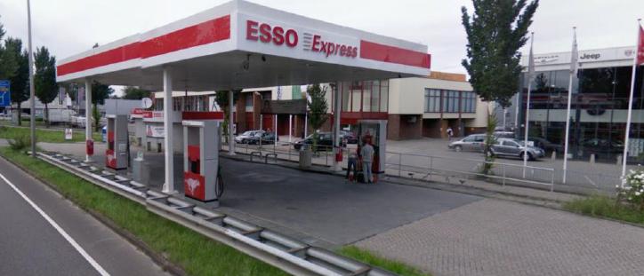 tankstation van Esso. Aardgasstations zijn inrichtingen die aardgas in gecomprimeerde vorm opslaan.