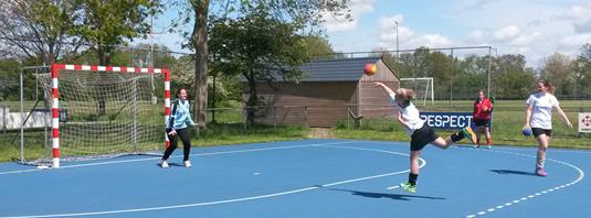 Handbal Seizoen 2014 / 2015 Clubblad nummer 20 7 / 8 Wedstrijdprogramma Pupil van de week Naam Leeftijd Team