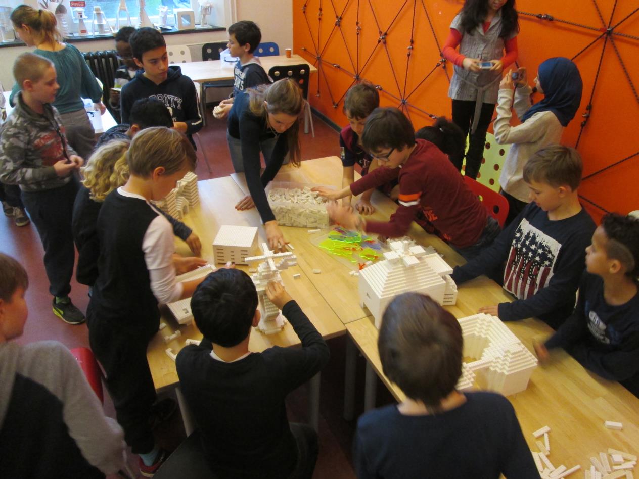 Bezoek Science Center Op dinsdag 9 februari zijn de kinderen van groep 7/8 naar het Science center geweest. We hebben een stad voor de toekomst gemaakt.