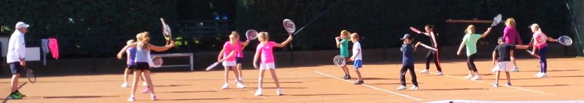 Schooltennis sluit perfect aan bij deze doelstellingen en daarom wordt de aankomende weken schooltennis georganiseerd. Tijdens dit project worden er twee tennislessen in de gymles op school gegeven.