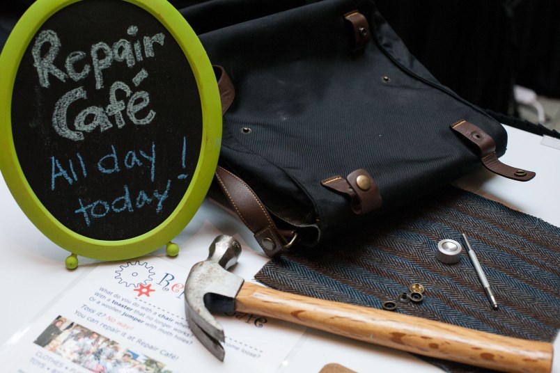 Repair Café viert jubileum met speciale kindereditie In oktober is het 7 jaar geleden dat in Amsterdam het eerste Repair Café werd geopend. In middels is het aantal gegroeid naar 1200 in 27 landen.