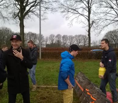 De enthousiaste jongelui die het weer voor elkaar hebben gekregen dat het carbidschieten ook dit jaar kon plaatsvinden hadden dus ook de burgemeester uitgenodigd om het startschot te lossen.