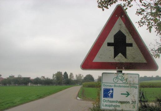 Na deze bezichtiging gaan we over dezelfde weg de stad weer uit. Even buiten Ulm nemen we nu de bewegwijzerde Donau-Bodensee-Radweg naar Laupheim.