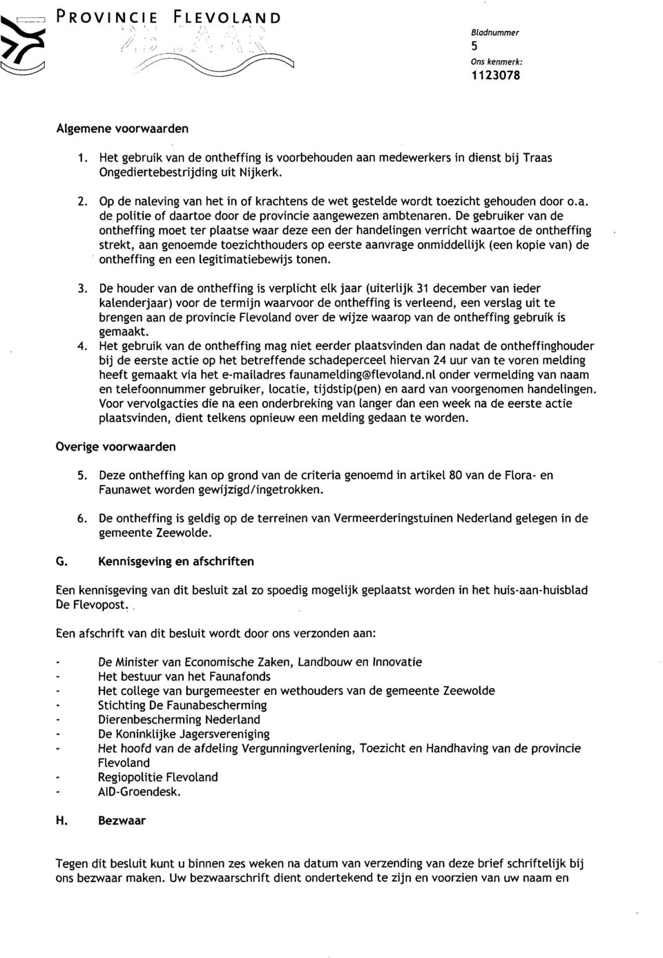 De gebruiker van de ontheffing moet ter plaatse waar deze een der handelingen verricht waartoe de ontheffing strekt, aan genoemde toezichthouders op eerste aanvrage onmiddellijk (een kopie van) de