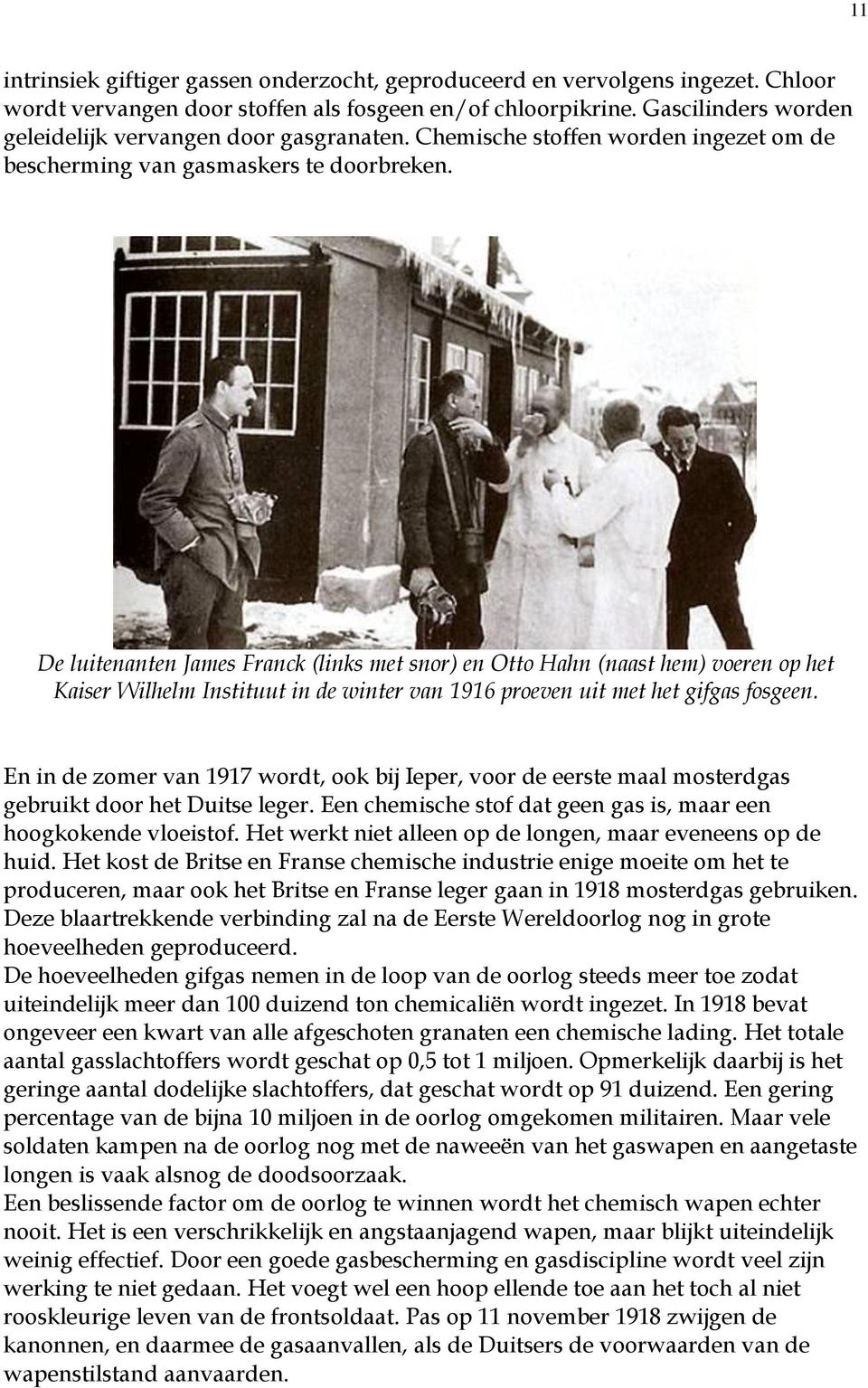 De luitenanten James Franck (links met snor) en Otto Hahn (naast hem) voeren op het Kaiser Wilhelm Instituut in de winter van 1916 proeven uit met het gifgas fosgeen.