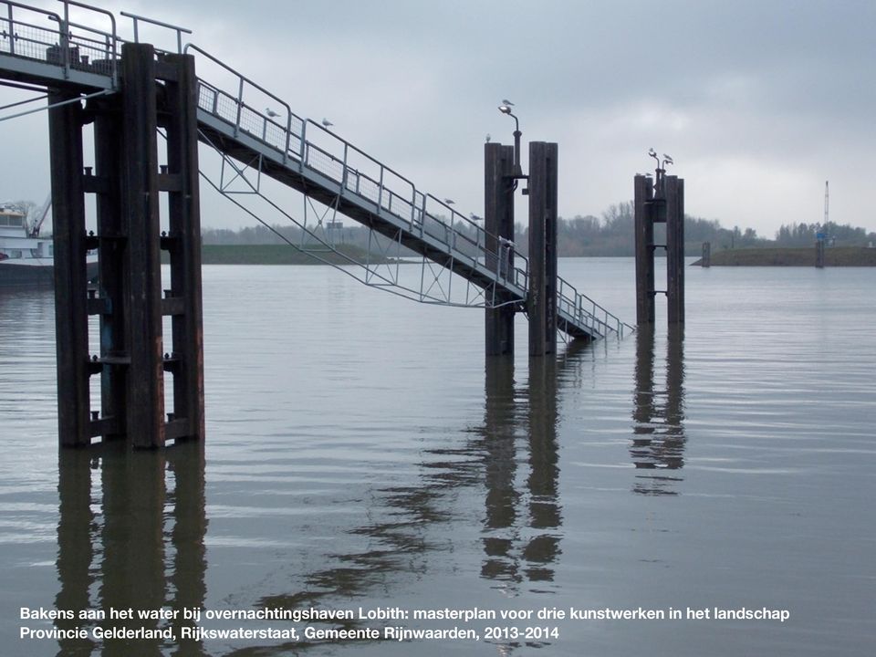 drie kunstwerken in het landschap