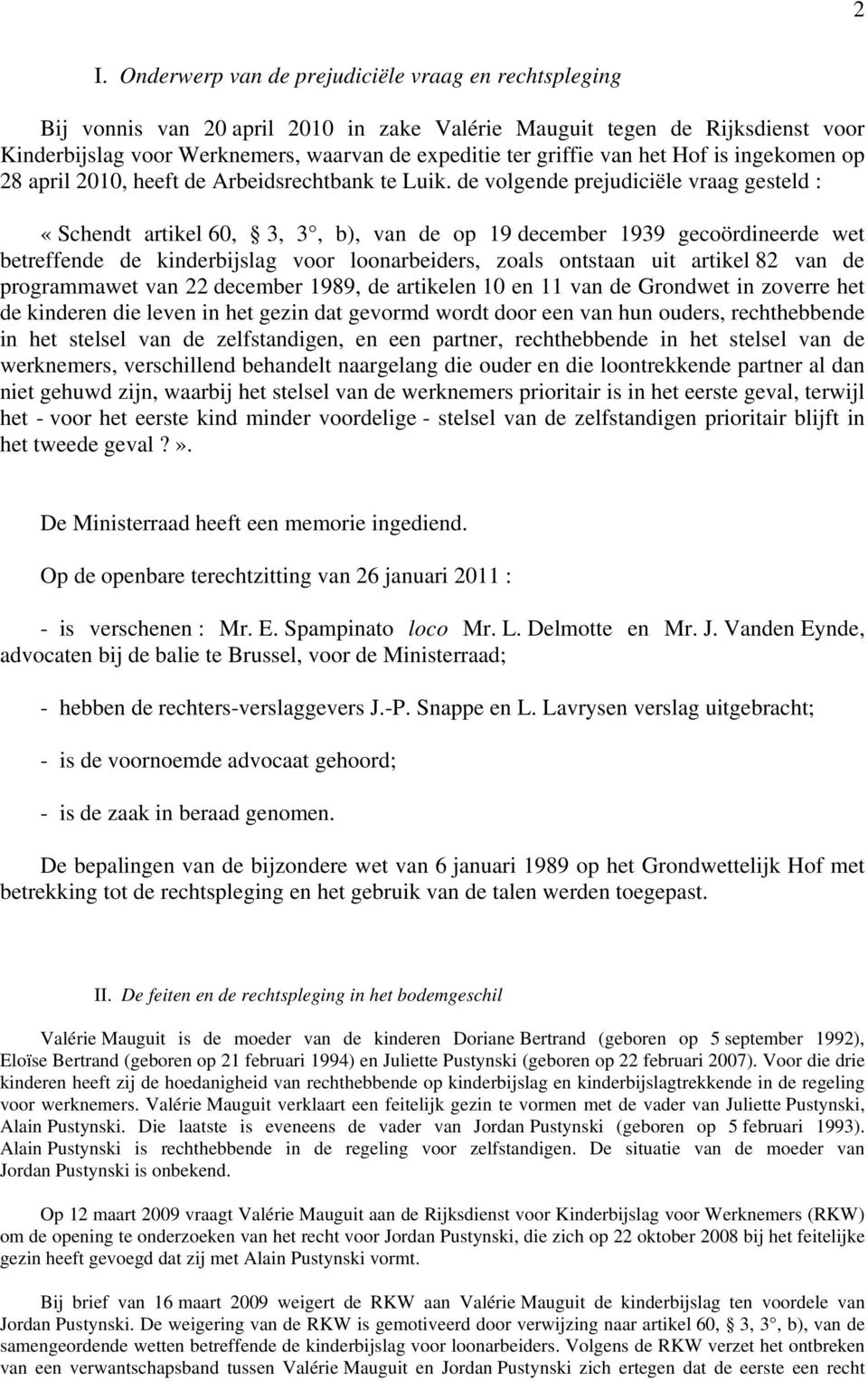 de volgende prejudiciële vraag gesteld : «Schendt artikel 60, 3, 3, b), van de op 19 december 1939 gecoördineerde wet betreffende de kinderbijslag voor loonarbeiders, zoals ontstaan uit artikel 82