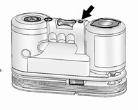 Verzorging van de auto 191 2. Ventieldop van defecte band losschroeven. Schroef de vulslang voor het afdichtmiddel op het ventiel. 3. Sluit de stekker aan op de 12 V- aansluiting.