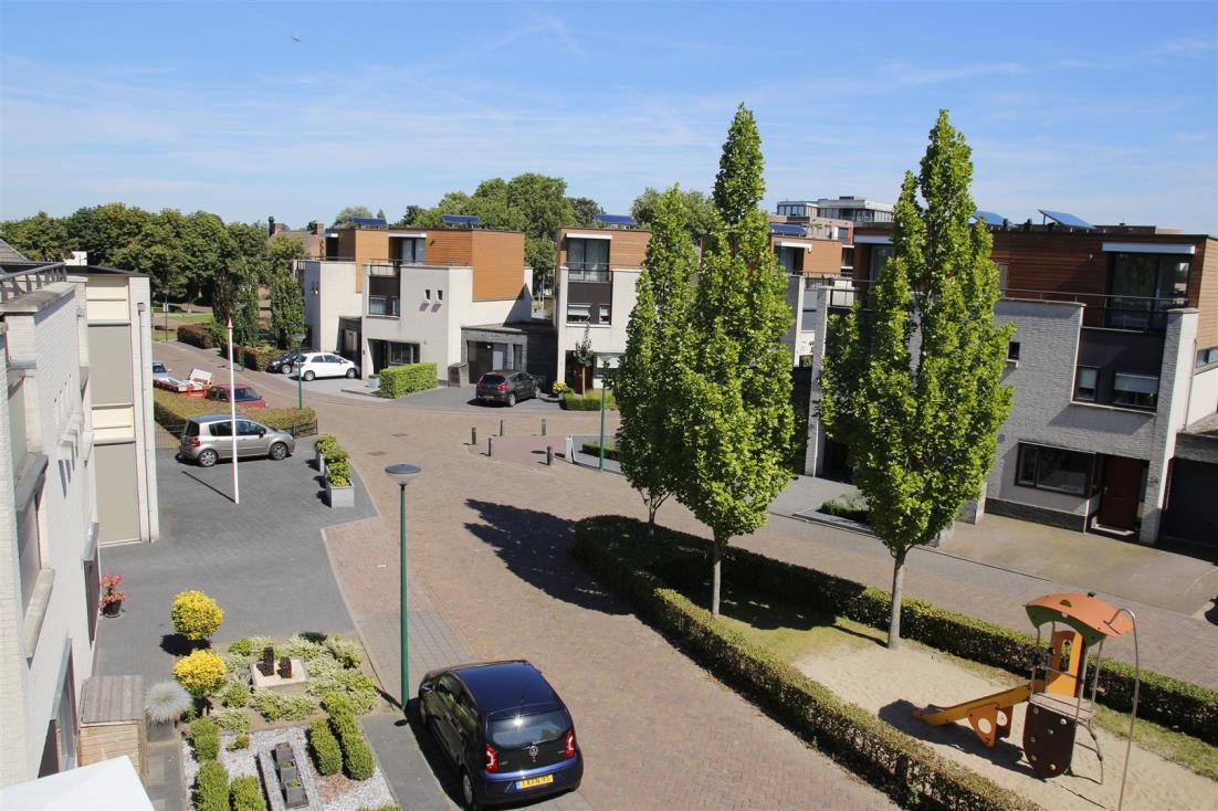 Locatie: Liniushof 10, 5384 KN Heesch - op toplocatie in het centrum - aan autoluwe straat - met speeltuintje - volledig privacy - op loopafstand van voorzieningen Heesch en omgeving HEESCH LINIUSHOF