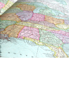 Soorten kaarten Er zijn verschillende soorten kaarten: overzichtskaarten topografische kaarten thematische kaarten. Lees de drie omschrijvingen. Welk soort kaarten past bij iedere omschrijving? 1.