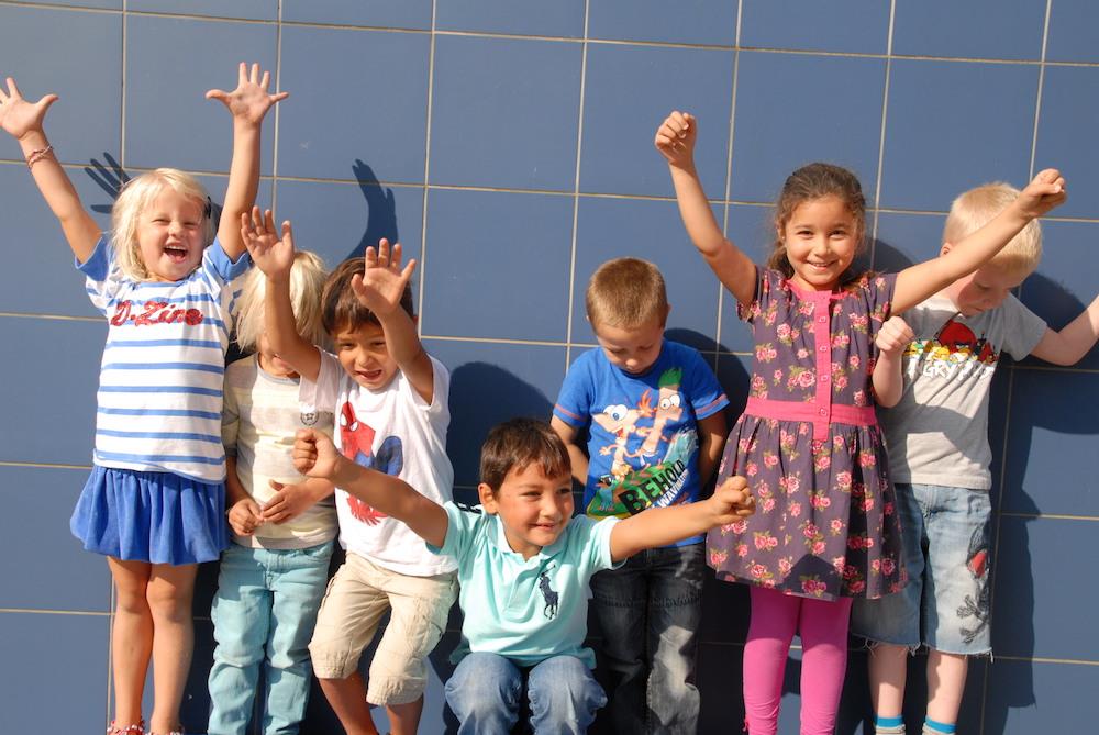 Tijdens het fruit eten, als de groep van de leerkracht naar