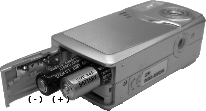 2 FOTO S NEMEN / VIDEO-OPNAMES 2. Plaats de batterijen (poolrichting aangegeven op batterijklep) 3. Sluit de batterijklep. Aanbevolen: gebruik oplaadbare Ni-MH batterijen (www.trust.