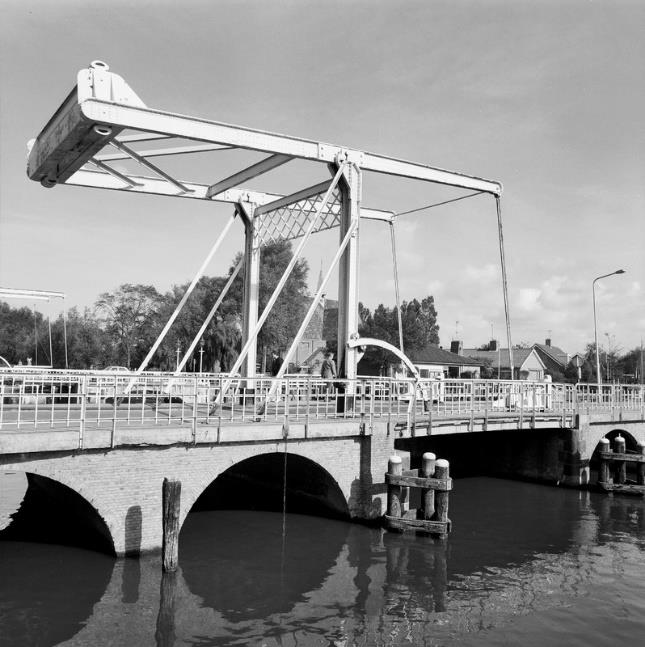 OOSTERBRUG Omschrijving uit monumentenregister (rijksmonumentnr. 385261) Over de stadsgracht (singel) gelegen in 1908 door de firma W.F.